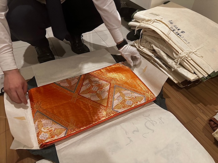 バイセルの着物査定の様子