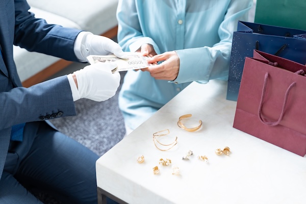 着物以外にも高級商品を買取して儲ける